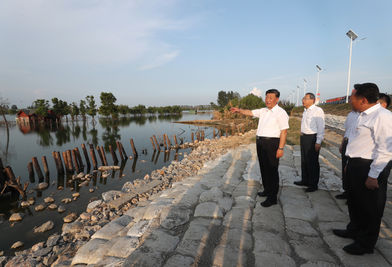 8月18日至21日，中共中央总书记、国家主席、中央军委主席习近平在安徽省考察。这是19日下午，习近平在合肥市肥东县十八联圩生态湿地蓄洪区巢湖大堤罗家疃段考察，了解巢湖主要圩口分洪和蓄洪区受灾情况。